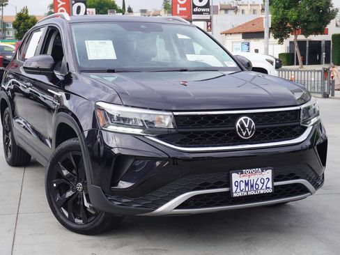 Used 2022 Volkswagen Taos SE FWD image 2