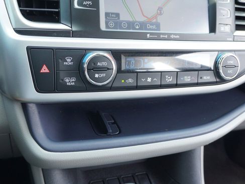 Used 2019 Toyota Highlander XLE FWD image 19