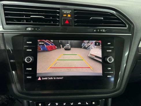 Used 2018 Volkswagen Tiguan SE w/ Panoramic Sunroof Package image 30