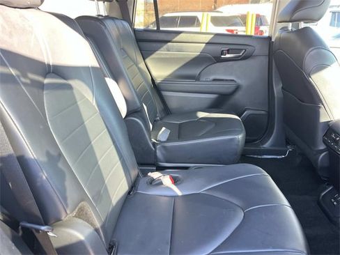 Used 2024 Toyota Highlander LE image 25