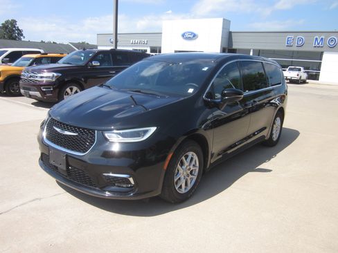 Used 2025 Chrysler Pacifica Select FWD image 3