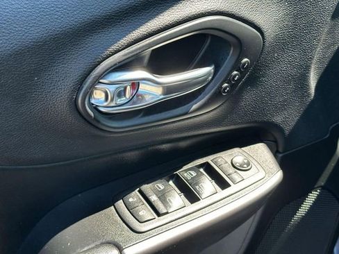 Used 2019 Jeep Cherokee Limited AWD/4WD image 15