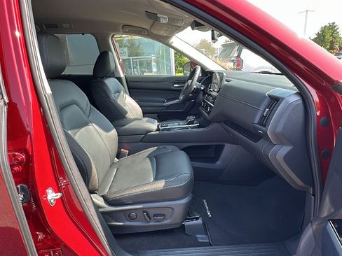 Certified 2025 Nissan Pathfinder SL image 22