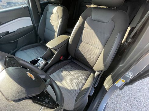 Used 2025 Chevrolet Trax LT image 35