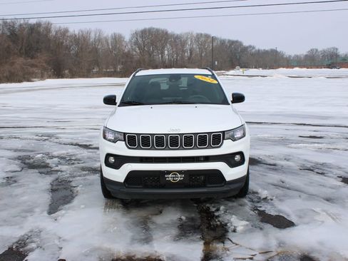 Used 2024 Jeep Compass Latitude AWD/4WD image 3