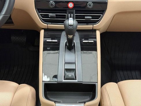 Certified 2025 Porsche Macan AWD/4WD image 16