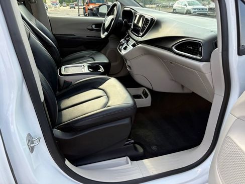 Used 2024 Chrysler Pacifica Touring-L FWD image 10
