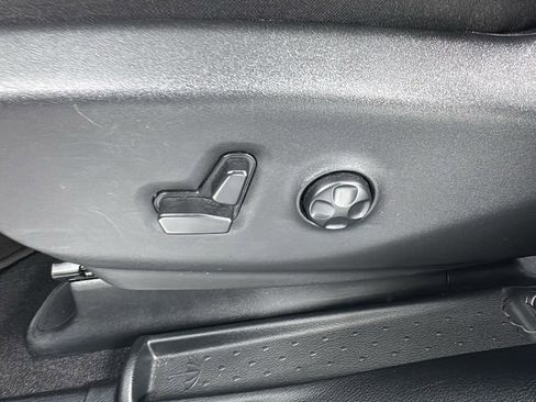 Used 2024 Chrysler Pacifica Select image 12