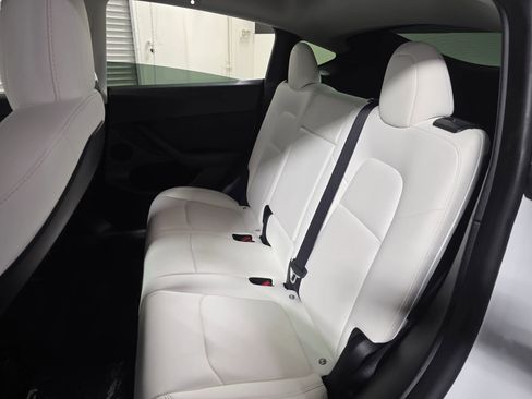 Used 2022 Tesla Model Y Long Range image 12