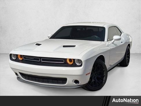 Used 2015 Dodge Challenger SXT image 1
