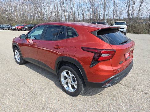 Used 2024 Chevrolet Trax LS w/ LS Convenience Package image 6