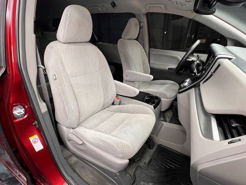 Used 2019 Toyota Sienna LE image 4