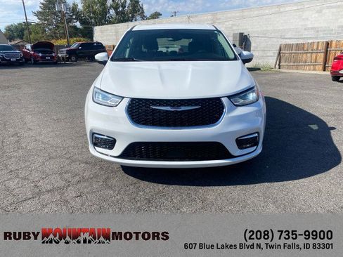 Used 2023 Chrysler Pacifica Touring-L image 2