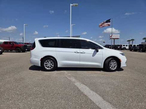 New 2026 Chrysler Pacifica Select FWD image 8