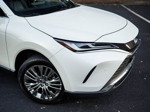 Used 2022 Toyota Venza XLE image 14