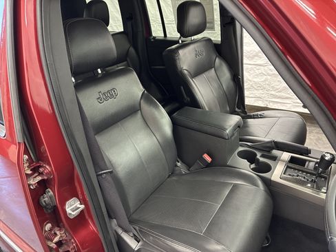 Used 2012 Jeep Liberty Limited AWD/4WD image 13