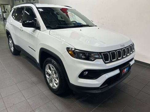 Used 2024 Jeep Compass Latitude image 2