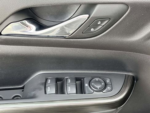 Used 2023 GMC Acadia SLT image 13