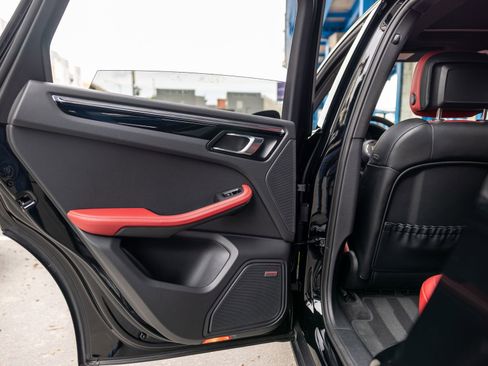 Certified 2025 Porsche Macan AWD/4WD image 39