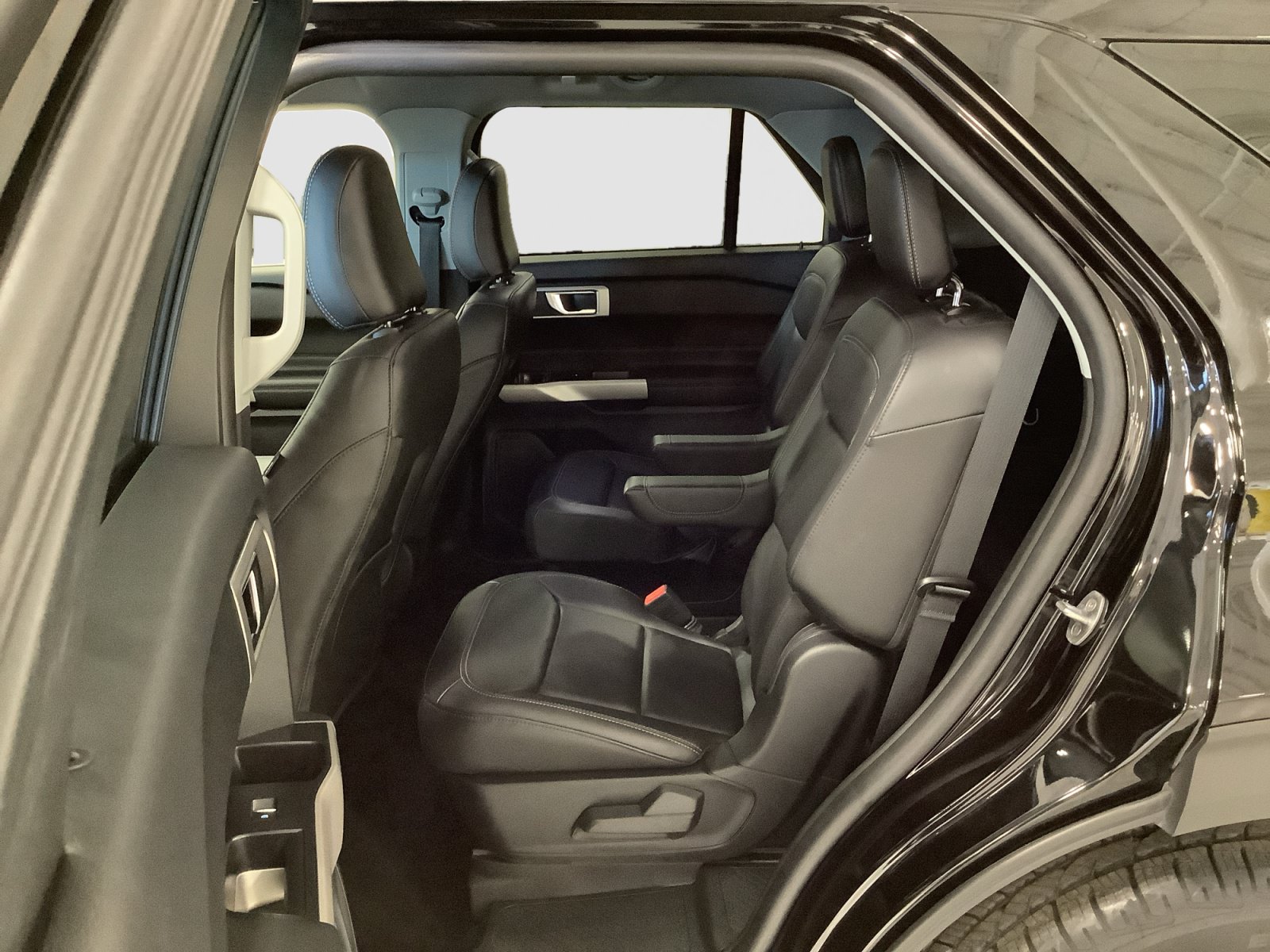 Used 2023 Ford Explorer XLT w/ Equipment Group 202A RWD image 19