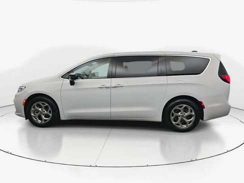 Used 2024 Chrysler Pacifica Limited image 6