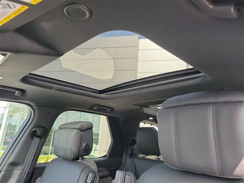 New 2025 Land Rover Discovery Metropolitan Edition image 28