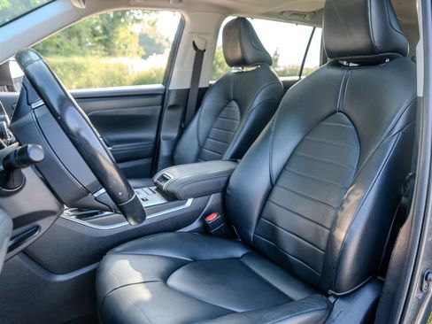 Used 2020 Toyota Highlander XLE FWD image 26