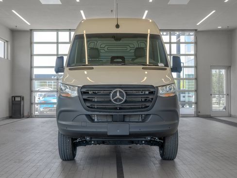 Used 2025 Mercedes-Benz Sprinter 2500 image 10