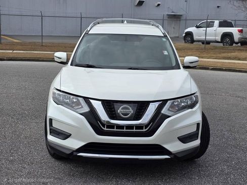 Used 2017 Nissan Rogue SV image 2