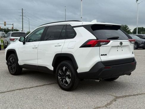 Used 2019 Toyota RAV4 LE AWD/4WD image 3
