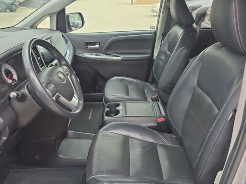 Used 2017 Toyota Sienna SE w/ SE Preferred Package image 16