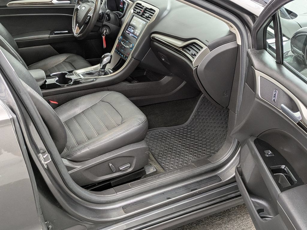 Used 2015 Ford Fusion SE w/ Equipment Group 202A AWD/4WD image 24