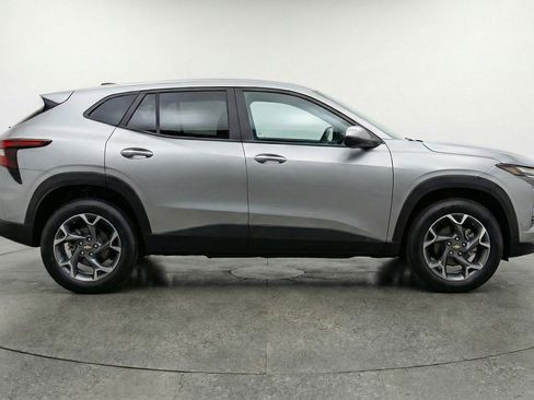 Used 2025 Chevrolet Trax LT w/ LT Convenience Package FWD image 11
