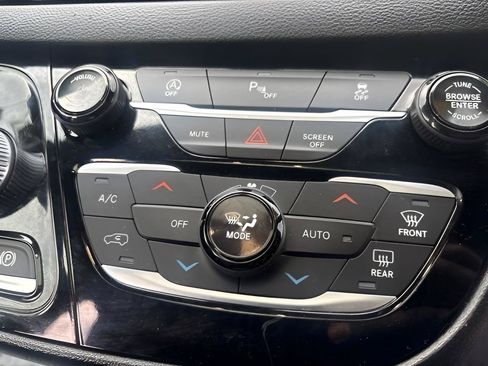 Used 2018 Chrysler Pacifica Touring-L Plus FWD image 21