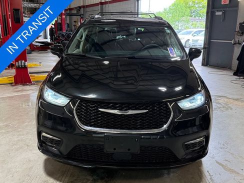 Used 2023 Chrysler Pacifica Touring-L AWD/4WD image 4