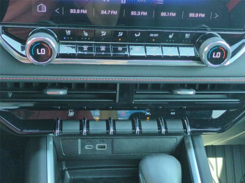 Used 2024 Chevrolet Colorado Z71 w/ Z71 Convenience Package 2 AWD/4WD image 24
