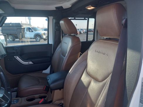 Used 2017 Jeep Wrangler Unlimited Sahara w/ Connectivity Group image 12
