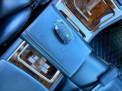 Used 2017 Lincoln Continental Select image 11