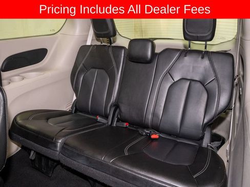 Used 2023 Chrysler Pacifica Touring-L FWD image 10