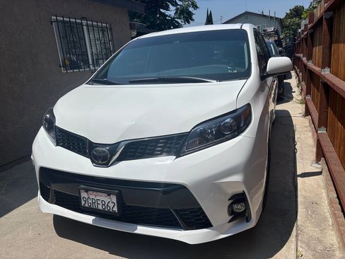 Used 2020 Toyota Sienna SE Premium image 4