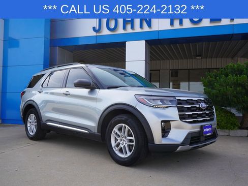 Used 2025 Ford Explorer Active w/ Active Comfort Package RWD image 2