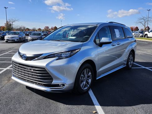 Used 2024 Toyota Sienna XLE w/ XLE Plus Package image 3