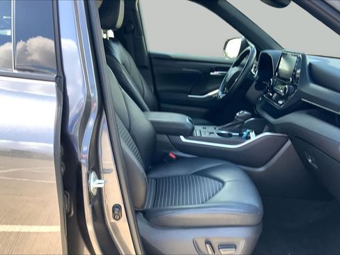 Used 2021 Toyota Highlander XSE FWD image 9