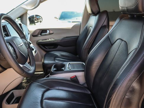 Used 2022 Chrysler Pacifica Touring-L FWD image 18