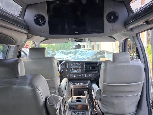 Used 2017 Chevrolet Express 2500 Extended RWD image 18