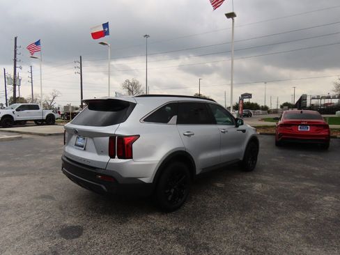 Used 2021 Kia Sorento S image 11