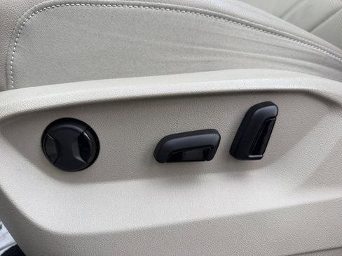 Used 2024 Volkswagen Atlas SE w/ Panoramic Sunroof Package image 14