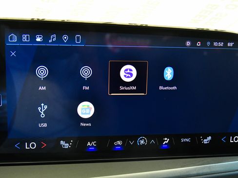 Used 2024 Chevrolet Traverse LT FWD image 30