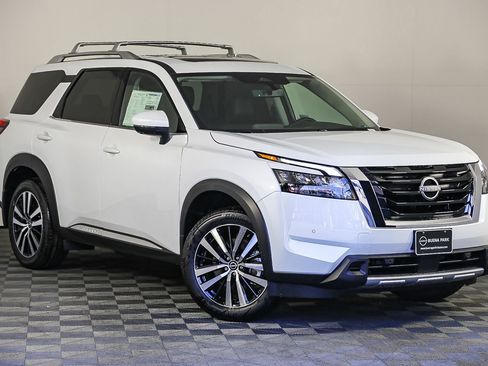 Certified 2025 Nissan Pathfinder Platinum image 1