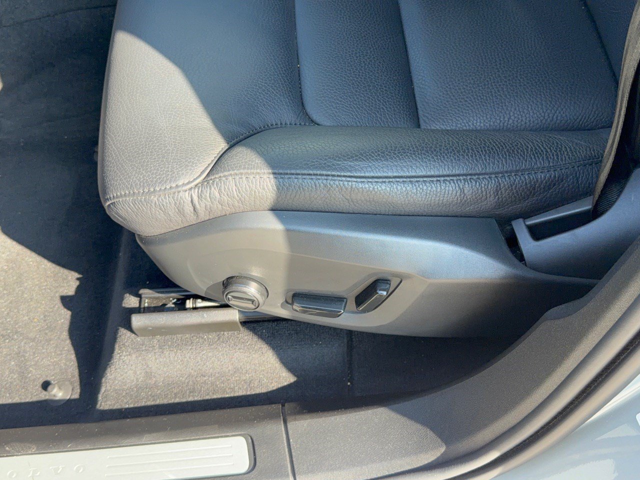 Certified 2024 Volvo XC60 B5 Plus AWD/4WD image 16